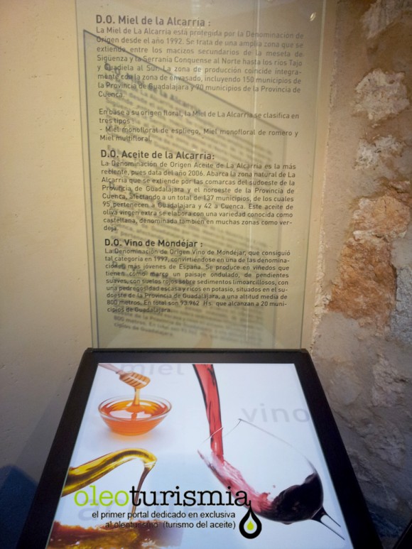 En el Castillo hay un apartado dedicado a la gastronomía de La Alcarria donde puede verse los Aceites de la D.O. Aceite de La Alcarria
