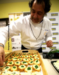 Firo Vázquez en pleno montaje de uno de los platos maridados con aceite de oliva virgen extra